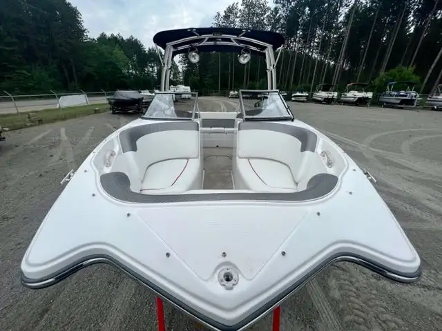 2010 19' RINKER MTX BOWRIDER WAKEBOARD BOAT in Powerboats & Motorboats in Peterborough - Image 9