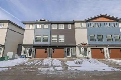 4F//Winnipeg/Welcome to 302-388 Pipeline! This multi-level condo unit can accommodate many! This fou...