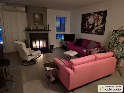 Situé au coeur de la ville avec de nombreux services accessibles à pied : épiceries, SAQ, pharmacies...