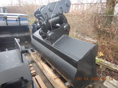 Package Includes: * Helac PT12 160-Degree Tilt Quick Change Coupler ($22,000 value) - New c/w pins *...