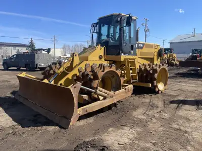 AVAILABLE FOR RENT! Caterpillar 815F2 Soil Compactor Comes with Pad Foot design: Symmetrical Tamping...