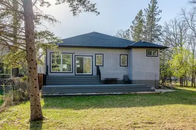 1G//Winnipeg/Offers as Received. Welcome to 747 Elmhurst Rd! This stunning custom built 1924 sq ft r...