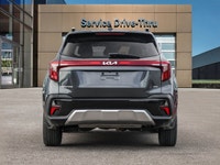 *Leather Seats, Remote Start, Heated Steering Wheel, Heated Seats, Apple CarPlay!* Surefooted handli... (image 5)