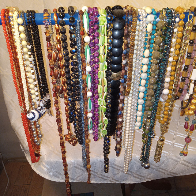 Lot of over 90 Necklaces and Chokers  Costume Jewelry and Gold in Jewellery & Watches in Belleville - Image 2