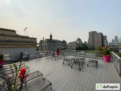Libre immédiatement, entrez dans le luxe contemporain avec cet appartement au Vieux-Montréal, magnif...