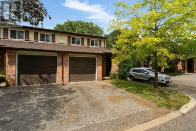 LOW-MAINTENANCE END-UNIT LIVING WITH A FENCED YARD, FINISHED BASEMENT & GARAGE PARKING NEAR BARRIE'S...