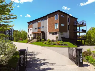 Superbe condo avec garage et piscine extérieure chauffée, idéalement situé dans un quartier prisé, p...