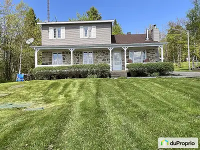 Maison canadienne située en campagne. 4 chambres et 2 salles de bain (dont celle du rez-de-chaussée...
