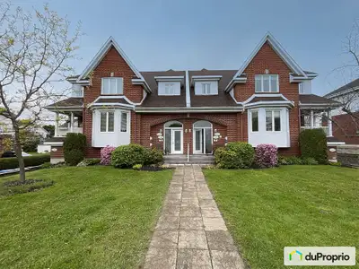 OFFRE ACCEPTÉE. EN COURS DE RÉALISATION DES CONDITIONS. Rare sur le marché! Spacieux condo sur deux...