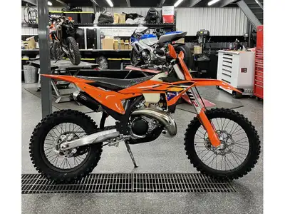 2026 KTM 300 XC KTM 300 XC 2026 Les photos peuvent être à titre indicatif et sans inscription. Les p...