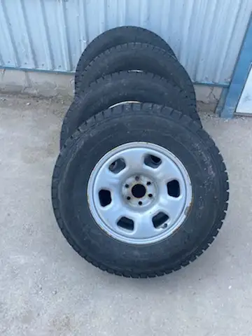 265/70/16 Yokohama Winter tires excellent shape 500km driven DOT 2018 installation and balancing is...