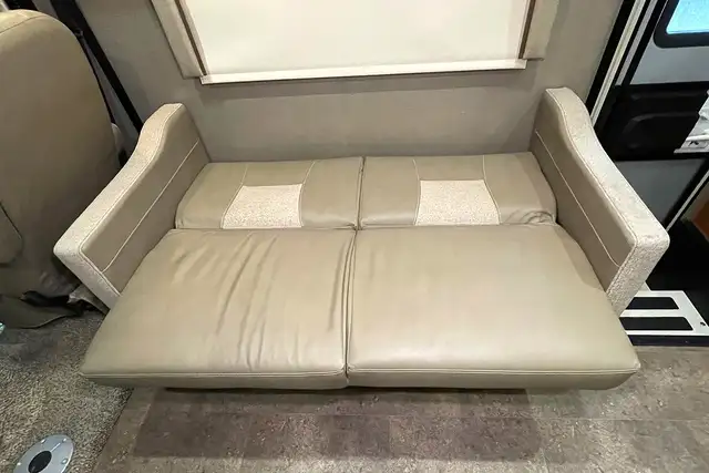 2018 Holiday Rambler Admiral 30U – Pre-Owned Class A Motorhome.  in RVs & Motorhomes in Red Deer - Image 21
