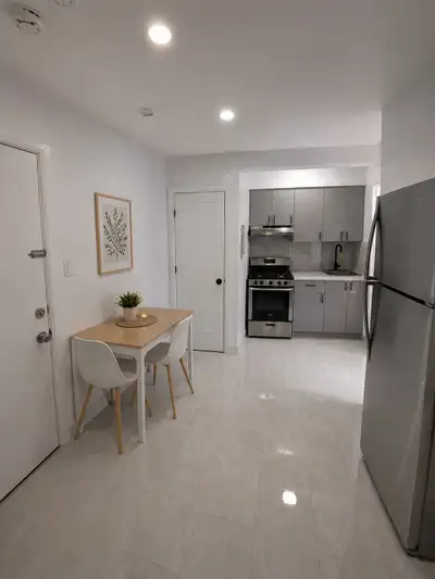 LIBRE /VACANT *** WIFI inclus *** 2 1/2. 550m du métro Crémazie, 2ième étage, Rénové, Plancher de cé...