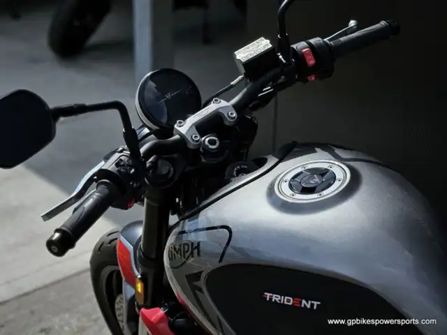 2023 Triumph Trident 660 Silver Ice Diablo Red in Street, Cruisers & Choppers in Oshawa / Durham Region - Image 16