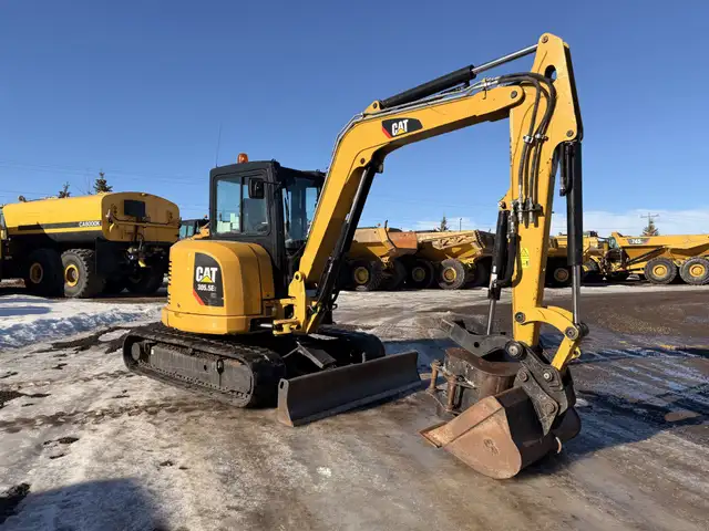 2018 Caterpillar 305.5E2 CR with Thumb & Aux Hydraulics! in Heavy Equipment in Calgary - Image 3