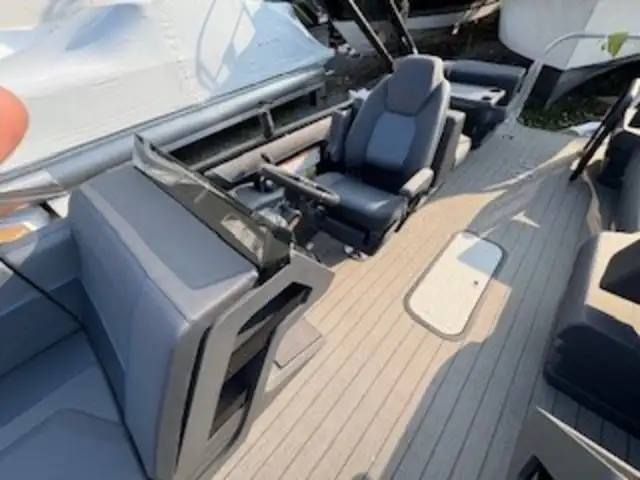 2025 Manitou Cruise 24 Switchback in Powerboats & Motorboats in Trenton - Image 9