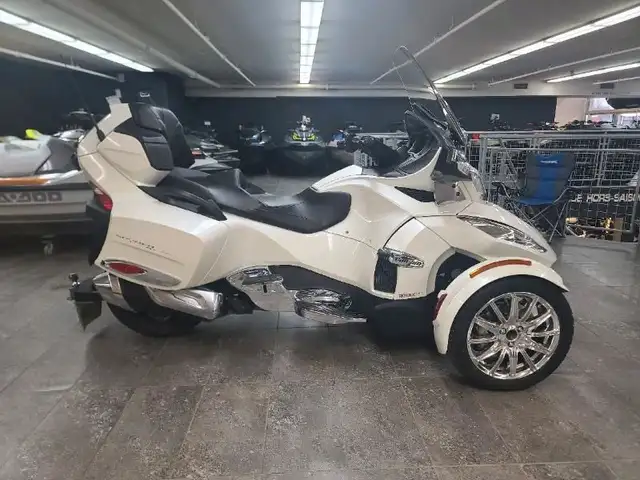 2017 Can-Am SPYDER RT LTD (SE6) BLANC in Sport Touring in Lanaudière - Image 6