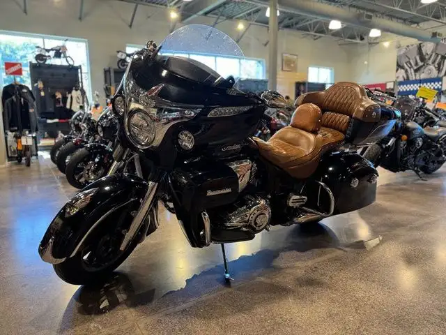 2015 Indian Roadmaster Thunder Black in Sport Touring in London - Image 2
