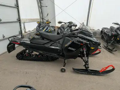 2024 Ski-Doo MXZX600 137 UVRG 2024 MXZX 600 137 10924 KM, STUDDED TRACK, QRS ROLLERS, 2 YEAR WARRANT...