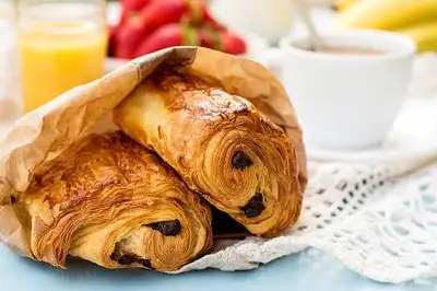 Boulangerie / Pâtisserie de style français et mets préparés à vendre dans un quartier renommé de Mon...