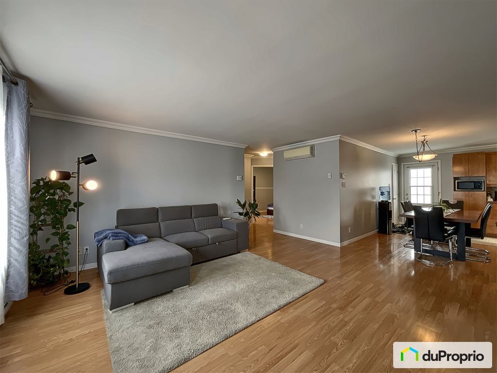 $813,000 - Triplex for sale in St-Hyacinthe — photo 3