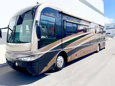 ! TOP OF THE LINE 40 FOOT FLEETWOOD DIESEL PUSHER ! ONLY 80,000KMS ! CUMMINS POWERED ! 2003 Fleetwoo...