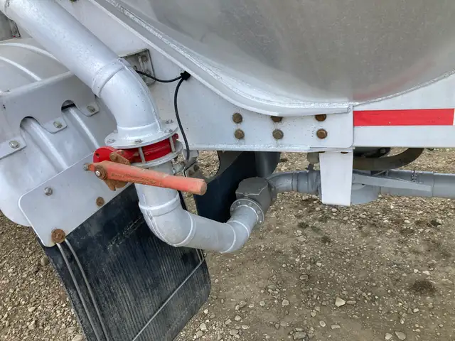 2011 MAC 1480 Cubic Ft Dry Bulk / Pneumatic Tank Trailer in Heavy Equipment in Delta/Surrey/Langley - Image 14