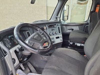 Ryder Stock ID: 875774 Transmission Type/Speed: AUTO 12 Engine: DIESEL DD13 GHG'17 450/1625 Horse Po... (image 8)