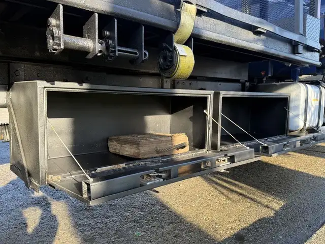 2015 Hino 358 22 Foot Dump Flatdeck with Amco Veba Crane and Air in Heavy Trucks in Regina - Image 27