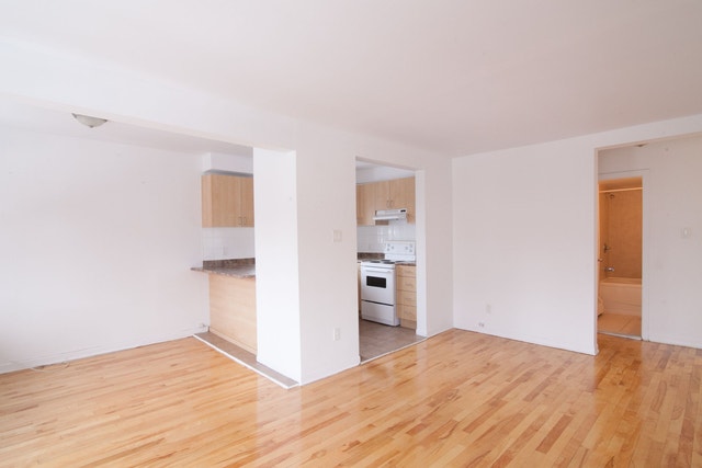 4570 Chemin Queen Mary — photo 1