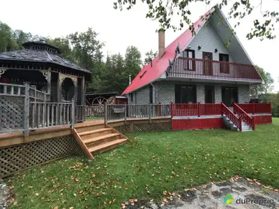 Fermette à 20 minutes de Chicoutimi avec très grand terrain (15 908 mètres carrés). Résidence 1 étag...