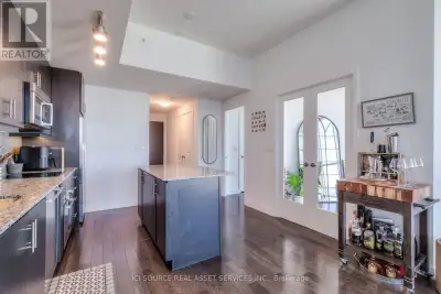 Welcome to penthouse living in the heart of St. Lawrence Market! This bright and spacious 690 sq. ft...