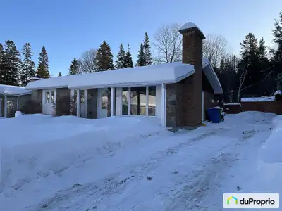 Bungalow en briques et pierres des champs situé dans un quartier familial recherché de Chicoutimi. À...