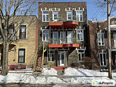 Au coeur du Petit Laurier, ce condo paisible et plein de charme est situé au 1er étage dun quintuple...