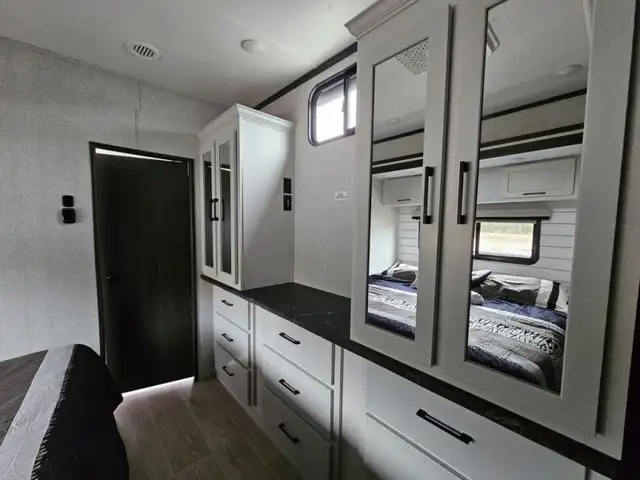 2026 CrossRoads RV Hampton 372FDB in Travel Trailers & Campers in Kelowna - Image 17