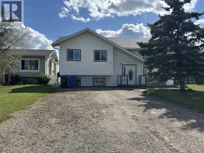 This 5 bedroom 3 bathroom house with a large 2 tiered deck with plumbed-in gas for a bbq in a fully...