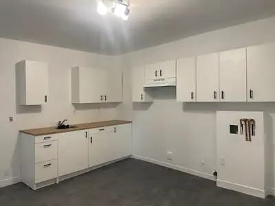 418-655-8281 À voir au 140 rue Père-Arnaud, superbe grand 5 1/2 entièrement rénové à neuf ! Situé au...