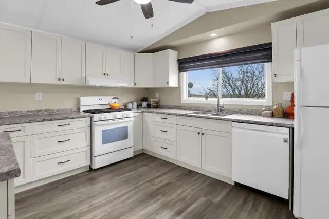 SPACIOUS BUNGALOW W/SERENE VIEWS - 3 BED, 2 BATH in Houses for Sale in Hamilton - Image 4