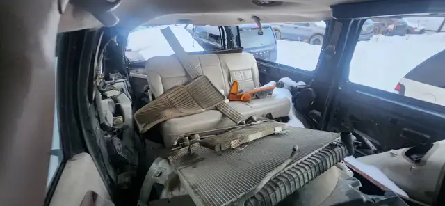 2000 FORD EXCURSION SUV FOR PARTS V10 in Auto Body Parts in Edmonton - Image 3
