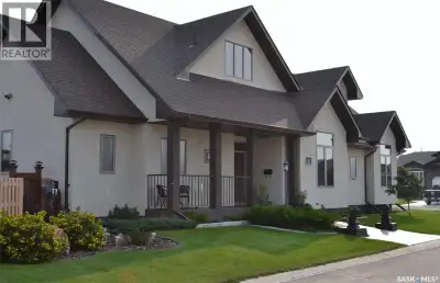 Step into this sophisticated home where exceptional craftsmanship and high-end finishes create refin...