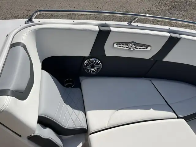 2023 Chaparral 26 Surf - LOADED! Only 22 Hours! in Powerboats & Motorboats in Saskatoon - Image 19