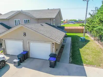 B07//Brandon/Welcome home!! Location, location, location! Don t miss out on this upper-level 2-bedro...