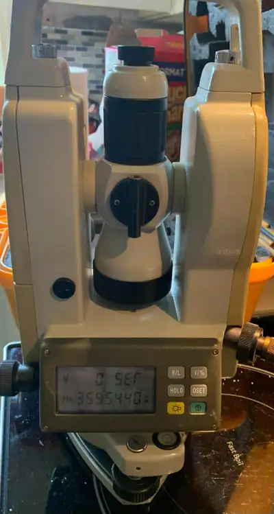 The case has a crack in it, but the DT-10 is in good to excellent condition. The Futura DT-10 is a d...