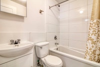Akelius one bedroom apartment for rent. Located near avenue Clanranald in the Cote-des-Neiges neighb... (image 4)
