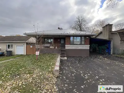 Maison intergénération avec carport stationnement de 4 véhicules asphalté Très grand patio intime av...