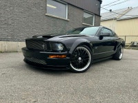 Mustang GT en condition impeccable, 86 000 km, intérieur en cuir rouge, transmission manuelle 5 vite... (image 5)