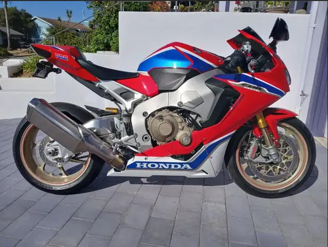 2017 HONDA CBR 1000RR SP - RED in Sport Bikes in Winnipeg - Image 2