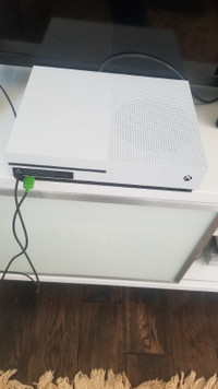 Xbox One S Console 1Tb - CD DRIVE NEEDS TO BE REPAIRED