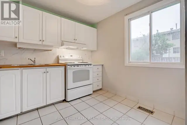 12F LARKSHIRE LANE Ottawa, Ontario62863771874947123