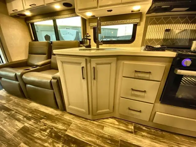 2025 Thor Motor Coach Hurricane 34R in RVs & Motorhomes in Bedford - Image 35